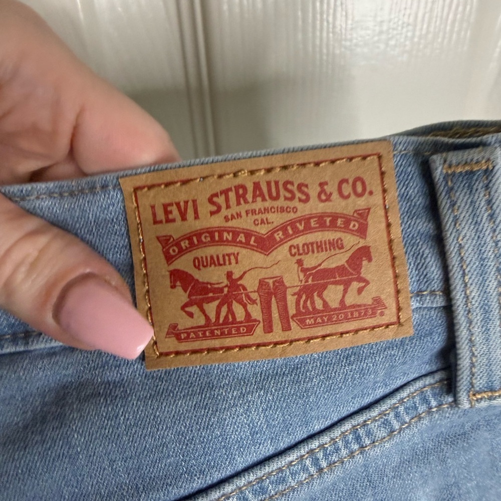 Levi’s Mid Length Denim Shorts Women’s Size 27 Blue Cuffed Casual Summer - Picture 4 of 4